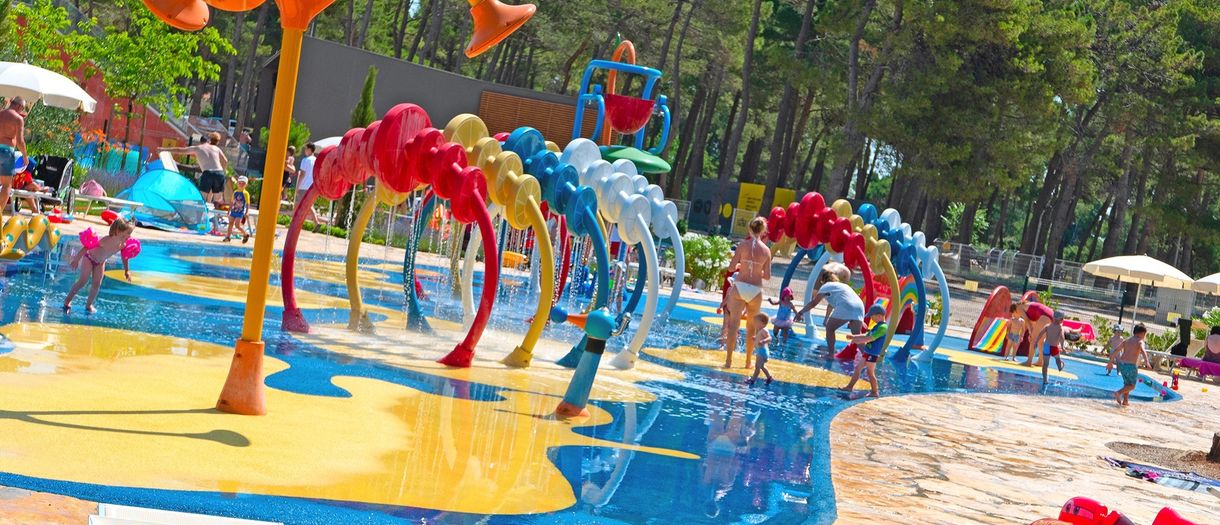 Wodny plac zabaw dla dzieci na campingu Zaton Holiday Resort w Chorwacji.