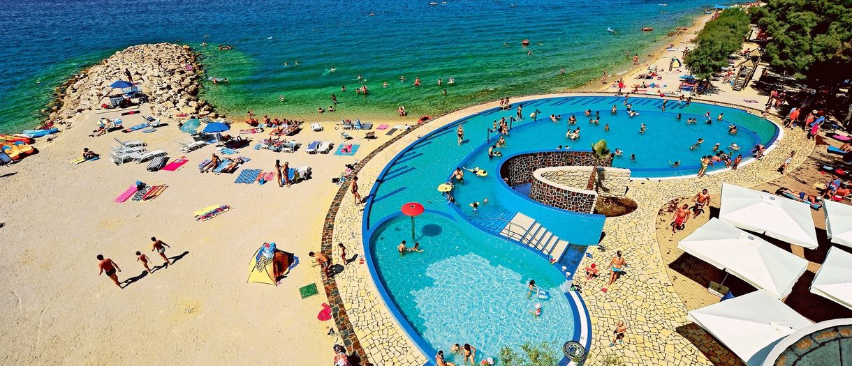 Basen z widokiem na morze na campingu Solaris Beach Resort w Chorwacji.