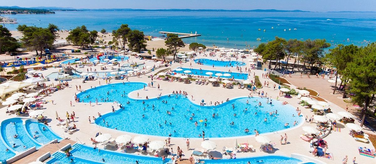 Kompleks basenowy na campingu Zaton Holiday Resort w Chorwacji.