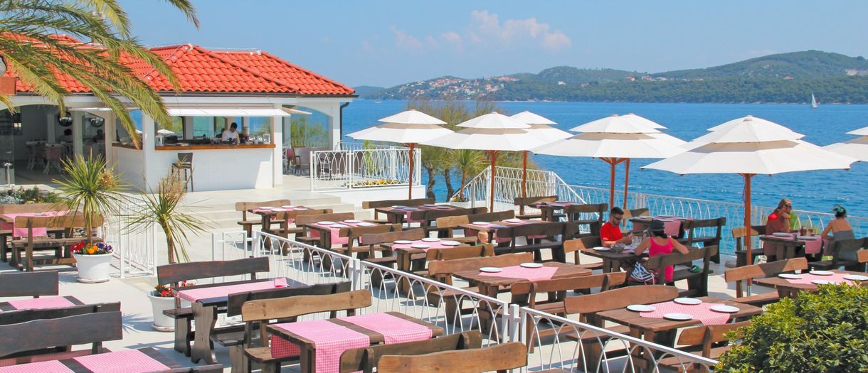 Restauracja z widokiem na morze na campingu Belvedere Trogir w Dalmacji.