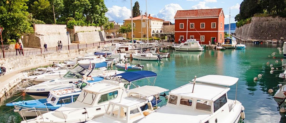 Port Foša w Zadarze obok Bramy Lądowej prowadzącej na Stare Miasto.