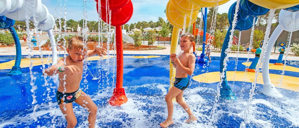 Wodny plac zabaw na campingu Zaton Holiday Resort w Chorwacji
