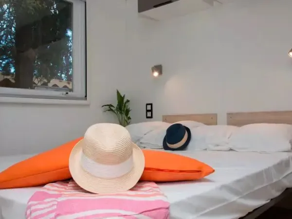 Dwuosobowa sypialnia w mobile home'ie Roan Supreme z 2 łazienkami.