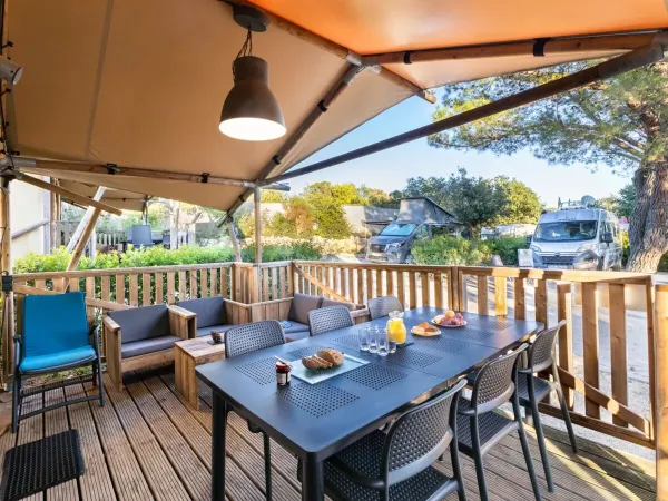 Roan Lodgetent Premium XL posiada luksusową część wypoczynkową z wygodnymi poduszkami.