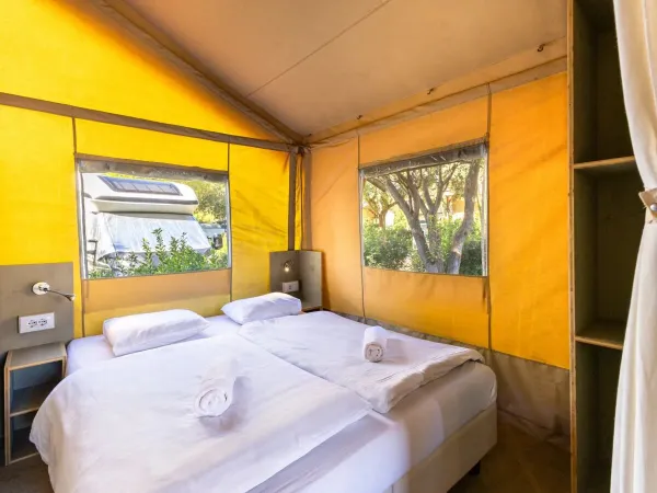 Sypialnia premium Roan Lodgetent z przestronnym łóżkiem podwójnym.