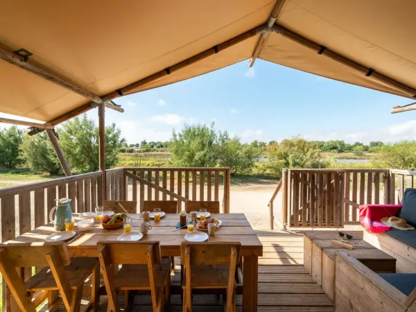 Obiekt Roan Lodgetent Luxe dysponuje werandą z sofą.