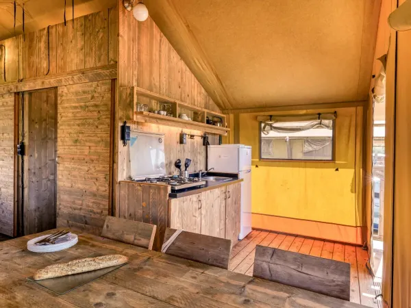 Roan Lodgetent Luxe posiada solidny stół z krzesłami.