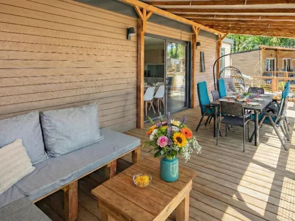 Weranda Roan Supreme Plus Lounge jest w pełni zadaszona i wyposażona w dużą sofę.