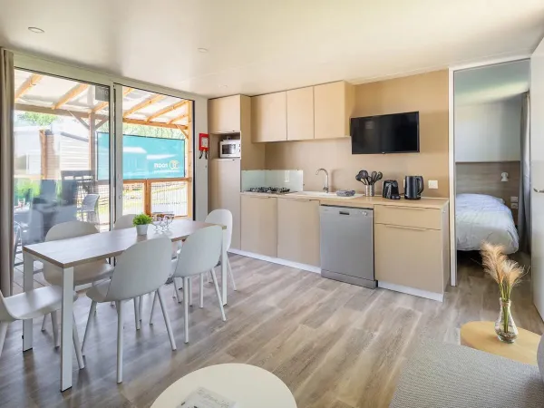 Salon Roan Supreme Plus Lounge z kuchnią.