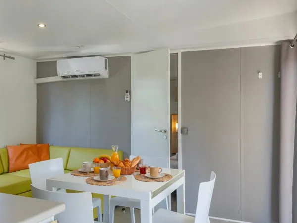 Salon w przyczepie kempingowej typu „Supreme” z dwiema łazienkami.
