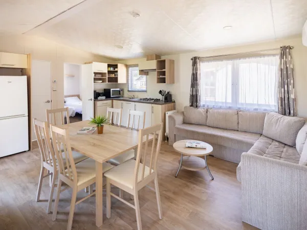 Kuchnia/pokój dzienny w salonie Comfort Lounge.