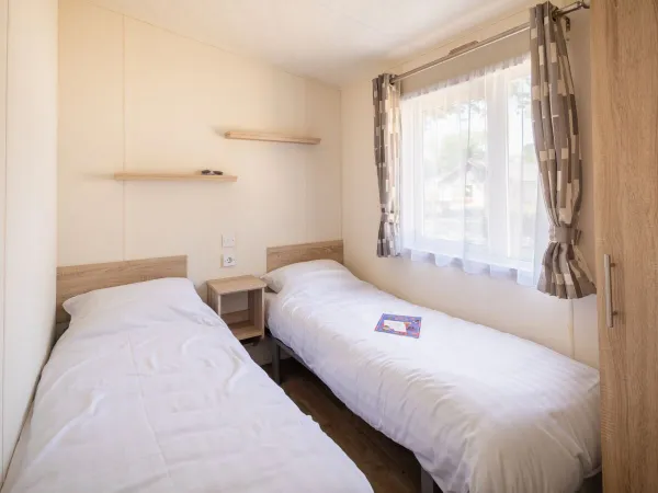 Pierwsza sypialnia z dwoma pojedynczymi łóżkami w salonie Comfort Lounge.