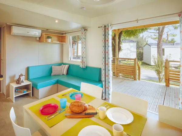 W salonie Roan Premium Lounge znajduje się przytulna narożna sofa.