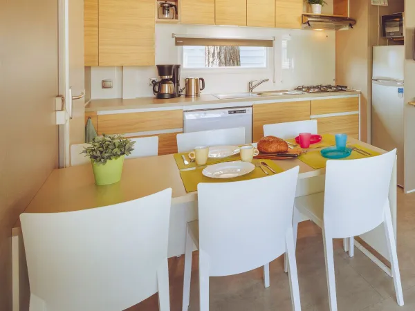 W obiekcie Roan Premium Lounge znajduje się przytulny salon ze stołem oraz kuchnia.