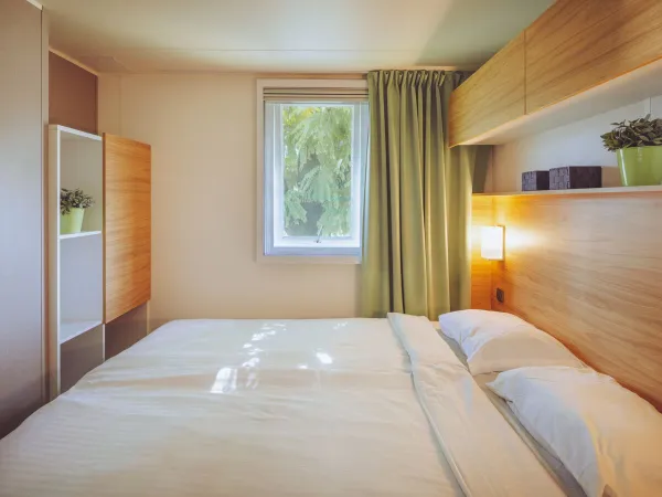 Sypialnia Roan Premium Lounge z podwójnym łóżkiem.