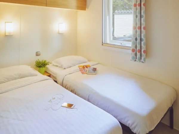 Sypialnia Roan Premium Lounge z dwoma pojedynczymi łóżkami.