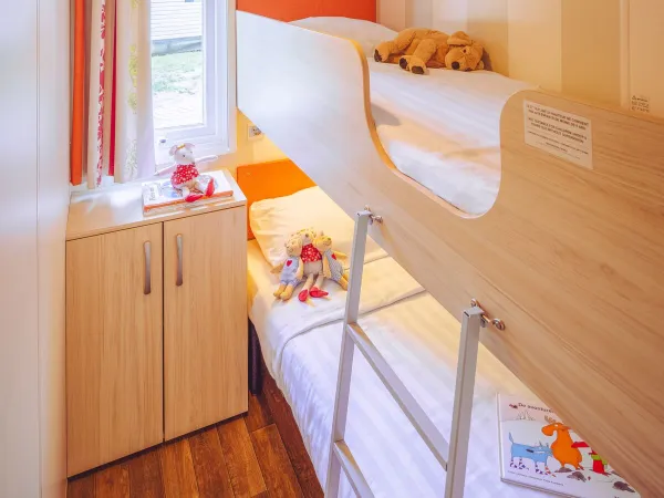 Sypialnia Roan Premium Lounge z łóżkiem piętrowym.