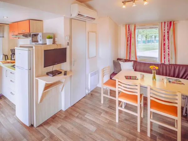 Salon z jadalnią w hotelu Roan Comfort Plus Lounge.