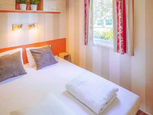 Sypialnia Roan Comfort Plus Lounge z podwójnym łóżkiem.