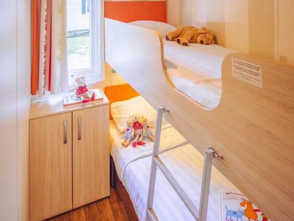 Sypialnia Roan Comfort Plus Lounge z łóżkiem piętrowym.