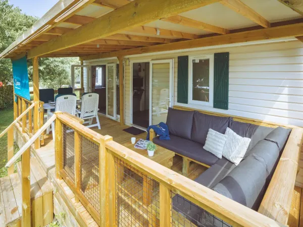 Przestronna zadaszona weranda w salonie Roan Comfort Plus Lounge.