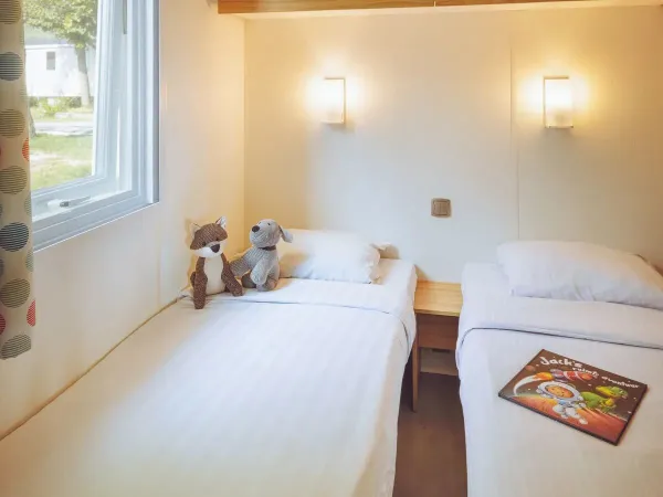 Druga sypialnia z dwoma pojedynczymi łóżkami w salonie Roan Comfort Plus Lounge.