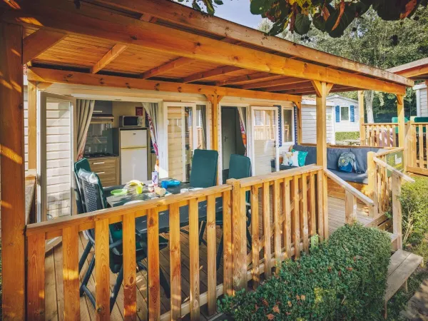 Zadaszona weranda z piękną sofą wypoczynkową Roan Comfort Plus Relax.