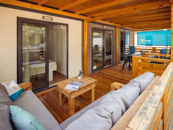 Weranda Roan Comfort Plus Lounge wyposażona jest w luksusową sofę.