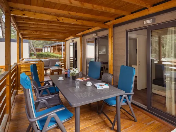 Na werandzie w salonie Roan Comfort Plus Lounge znajduje się luksusowy zestaw ogrodowy.