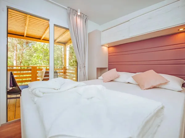 Sypialnia Roan Comfort Plus Lounge z podwójnym łóżkiem.