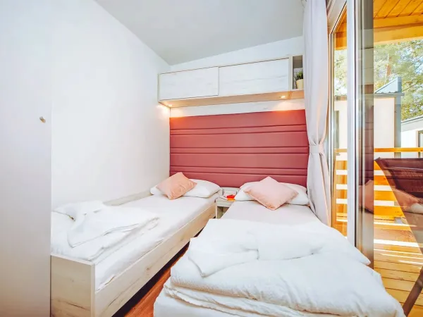 Sypialnia Roan Comfort Plus Lounge z dwoma pojedynczymi łóżkami.