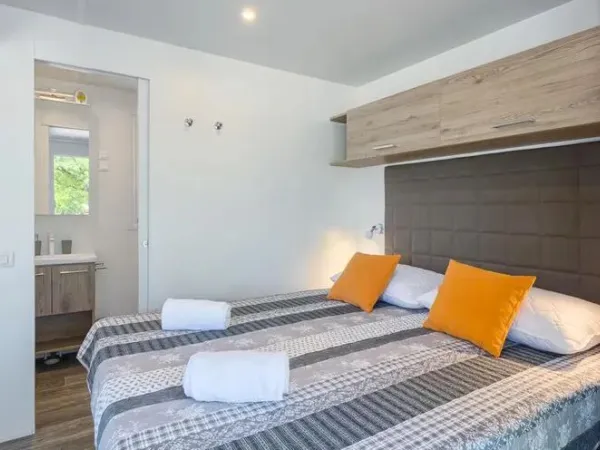 Sypialnia Roan Premium Lounge z podwójnym łóżkiem.