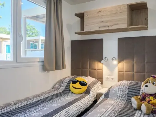 Sypialnia Roan Premium Zone z dwoma pojedynczymi łóżkami.