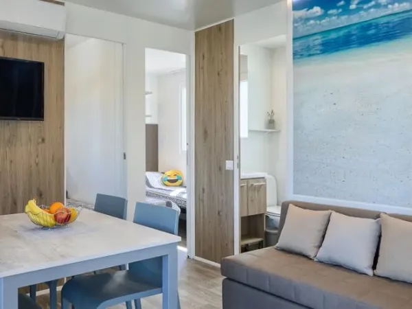 Salon w pokoju Roan Premium wyposażony jest w klimatyzację i telewizję satelitarną.