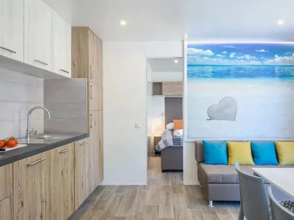 W salonie Roan Premium Lounge znajduje się przestronna kuchnia i stół jadalny.