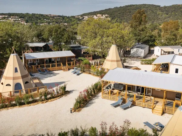 Odkryj strefę Supreme Deluxe Lounge Premium na kempingu Roan Camping Domaine des Naïades.
