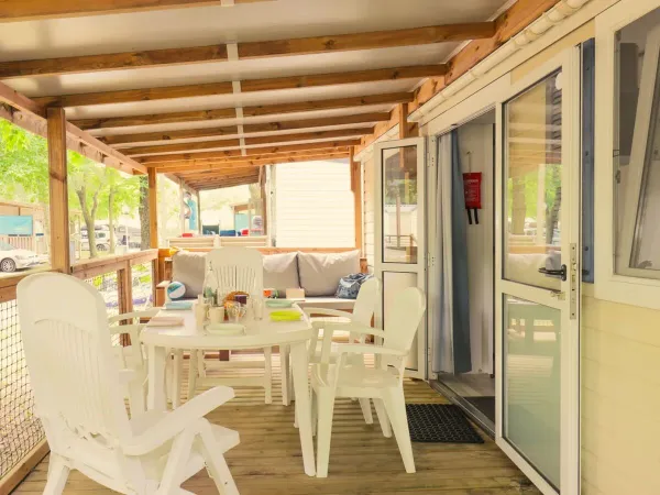 Pokój Classic Relax wyposażony jest w wygodną sofę na tarasie.