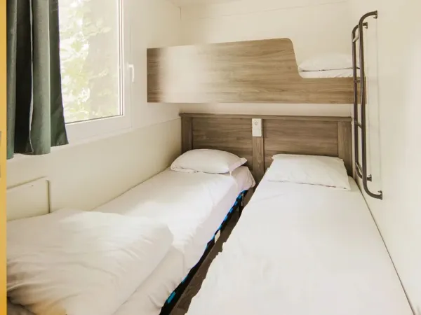 Sypialnia z 2 łóżkami pojedynczymi w obiekcie Roan's Classic Relax.