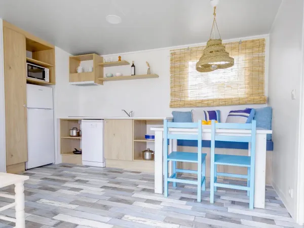 Kuchnia/salon w domu mobilnym Roan w strefie Premium.