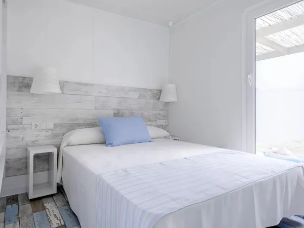 Podwójne łóżko w mobile home Premium Roan.