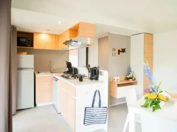 Kuchnia i salon domu mobilnego Roan Supreme z 2 łazienkami.