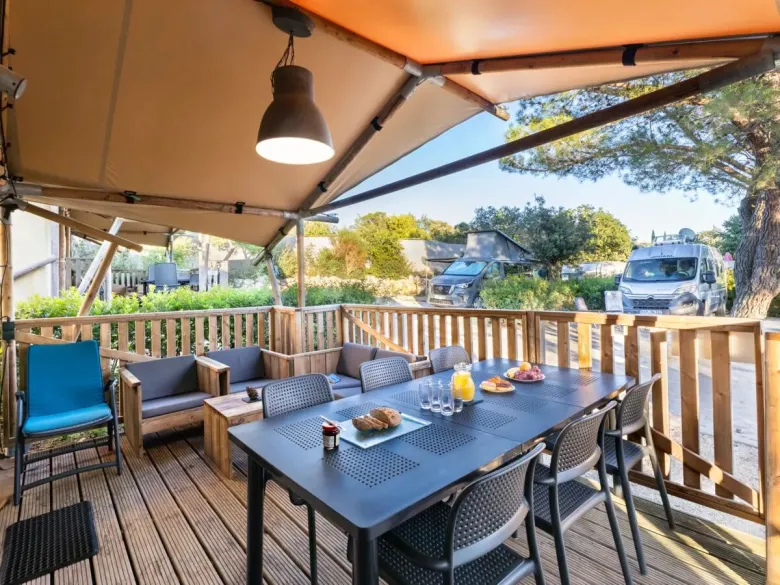 Roan Lodgetent Premium XL posiada luksusową część wypoczynkową z wygodnymi poduszkami.