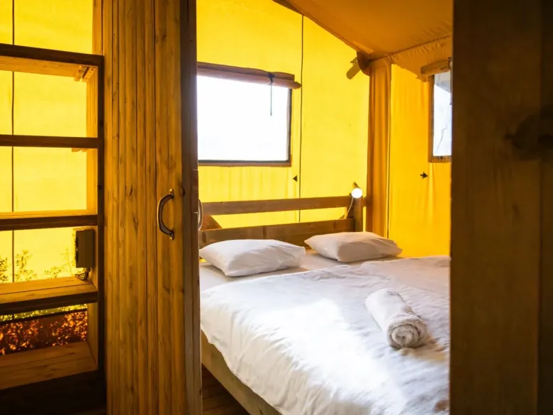 Sypialnia Roan Lodgetent Premium XL z przestronnym łóżkiem podwójnym.