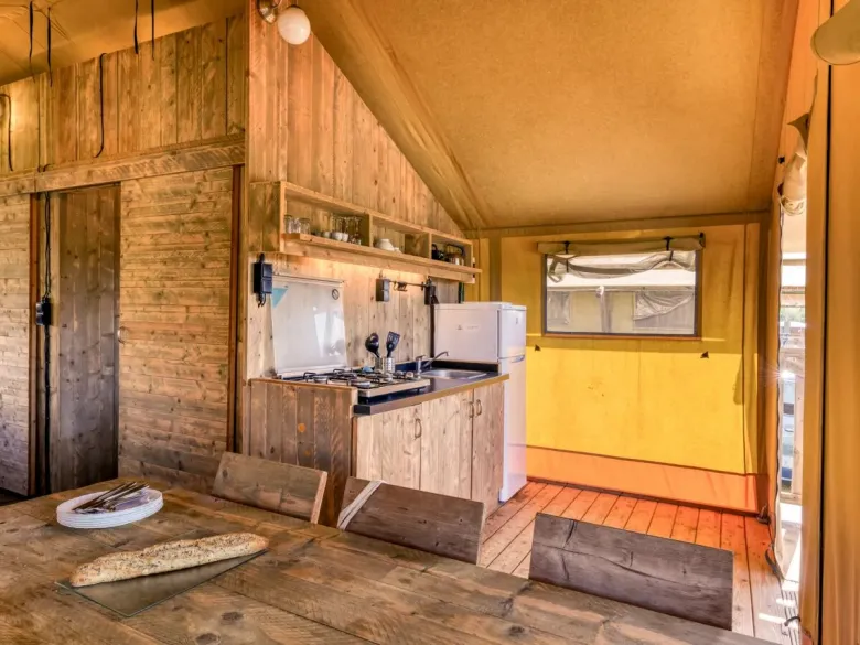 Roan Lodgetent Luxe posiada solidny stół z krzesłami.