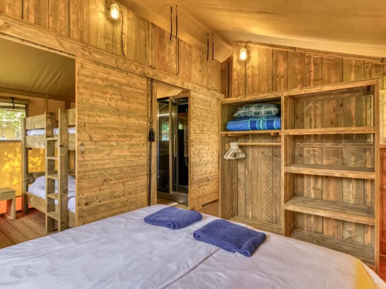 Z sypialni dwuosobowej widać pokój dziecięcy i łazienkę.