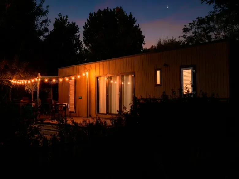 Wieczorna atmosfera w salonie Supreme Plus Lounge.