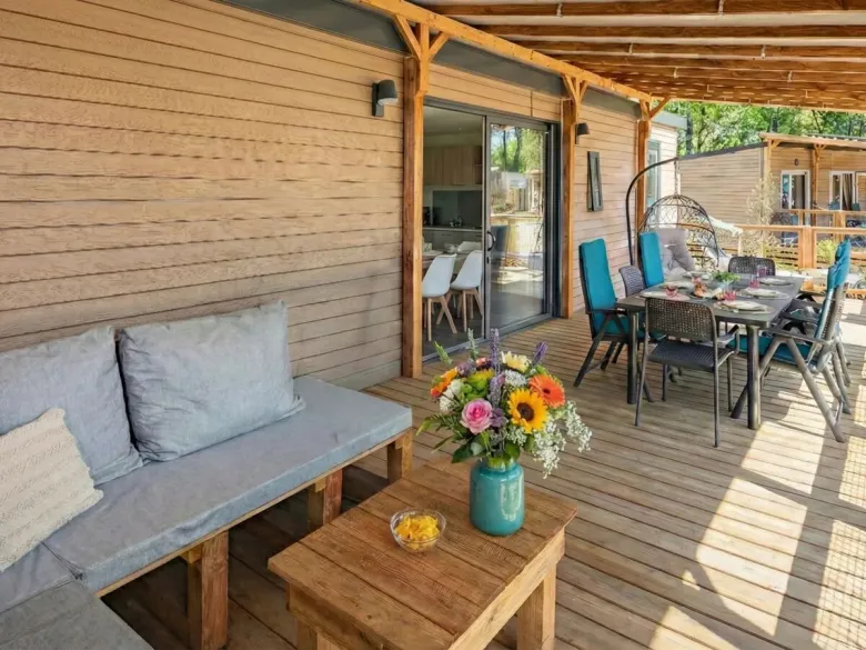 Weranda Roan Supreme Plus Lounge jest w pełni zadaszona i wyposażona w dużą sofę.