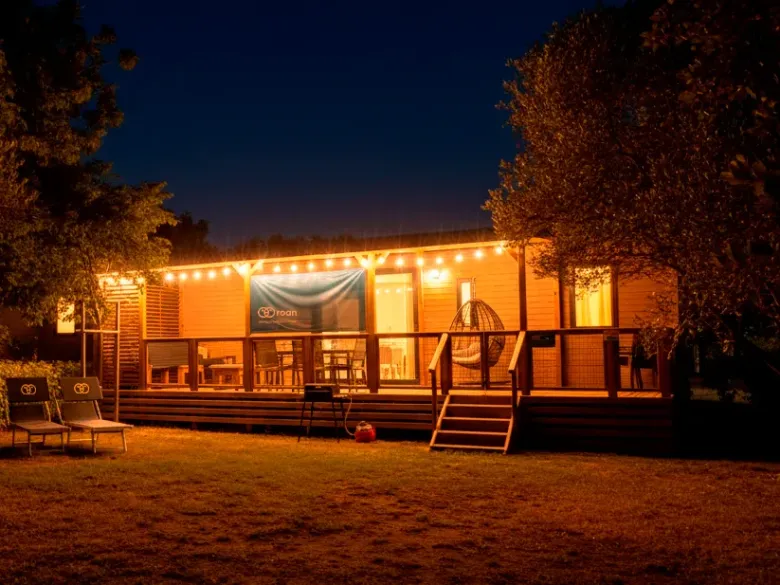 Salon Supreme Plus z nastrojowym oświetleniem na werandzie.