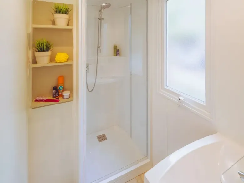 Łazienka w domku mobilnym Roan Comfort Plus.