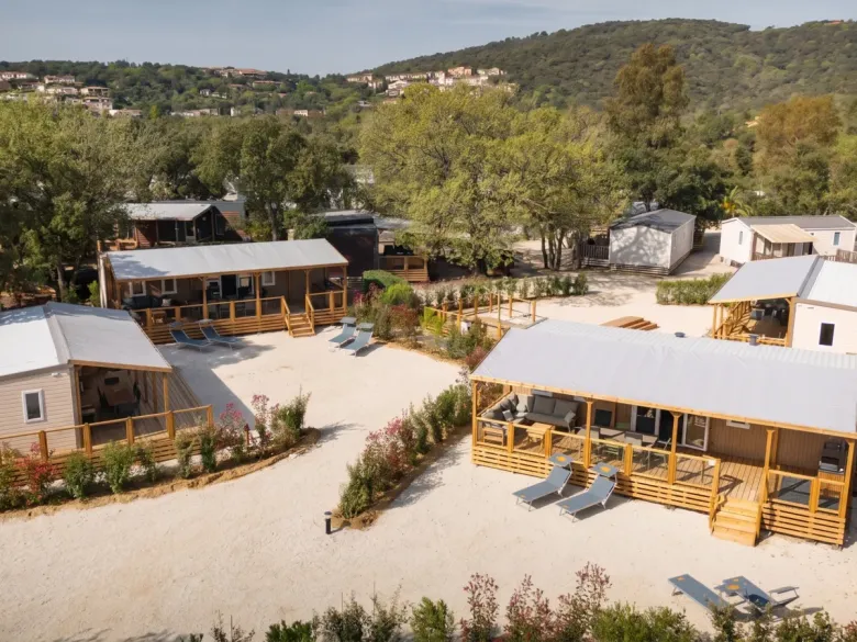Odkryj strefę Supreme Deluxe Lounge Premium na kempingu Roan Camping Domaine des Naïades.